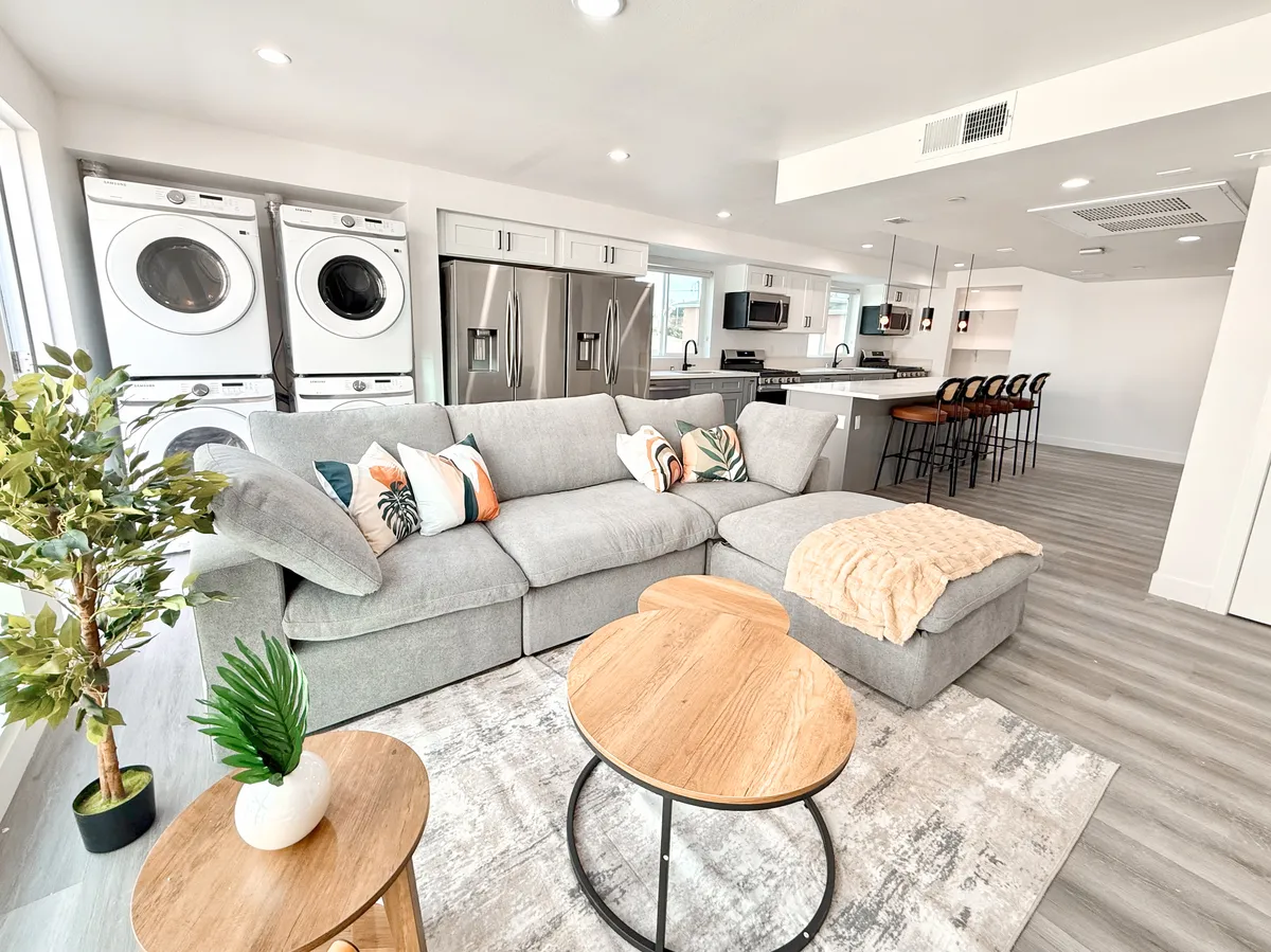 Move-in specials on apartments near USC - 1329 W 36th St