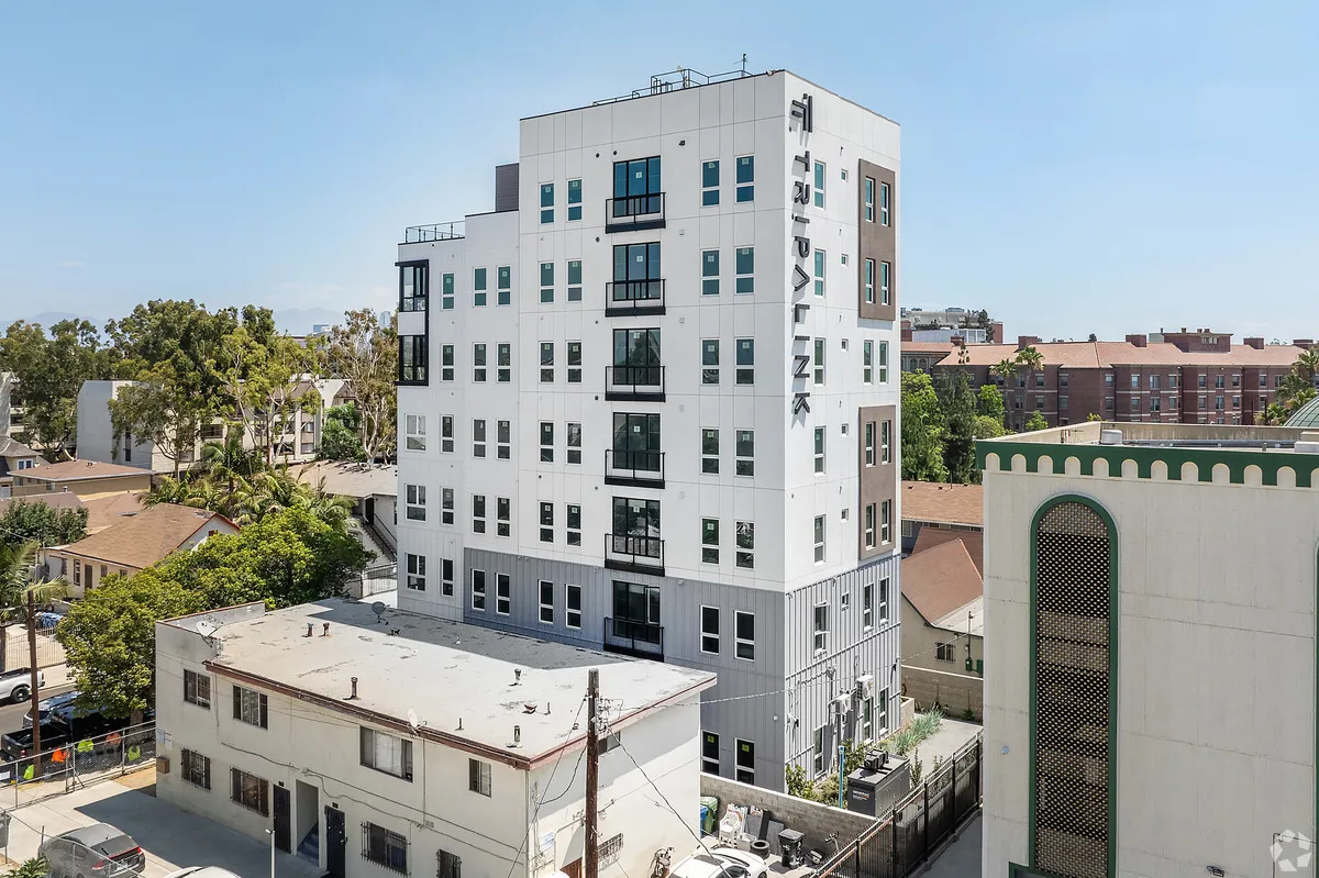 USC Off-Campus Apartments - 1128 W 37th Dr