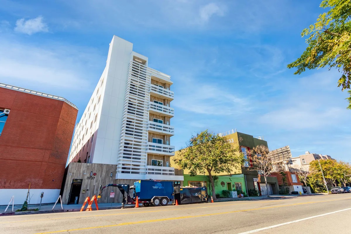 Pet-friendly Apartments in West Los Angeles - 3737 Motor Ave