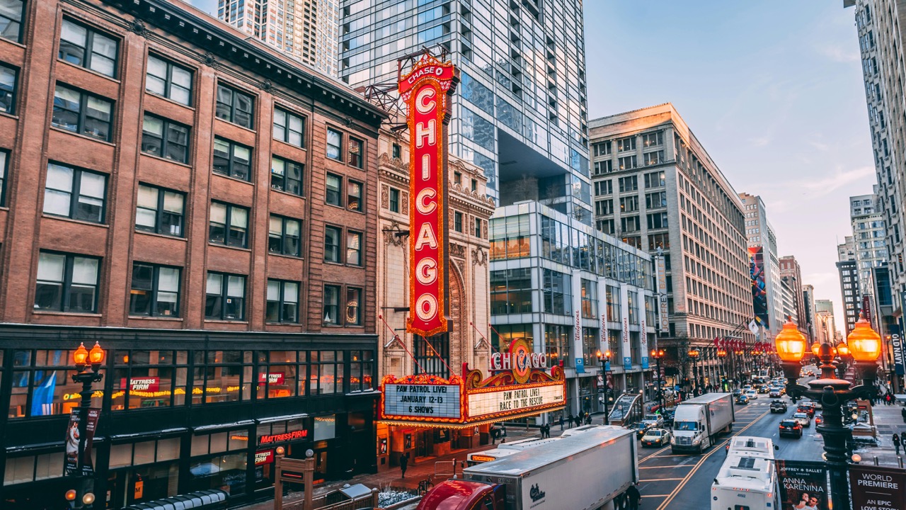 Busy downtown Chicago street scene (Source: pexels.com)