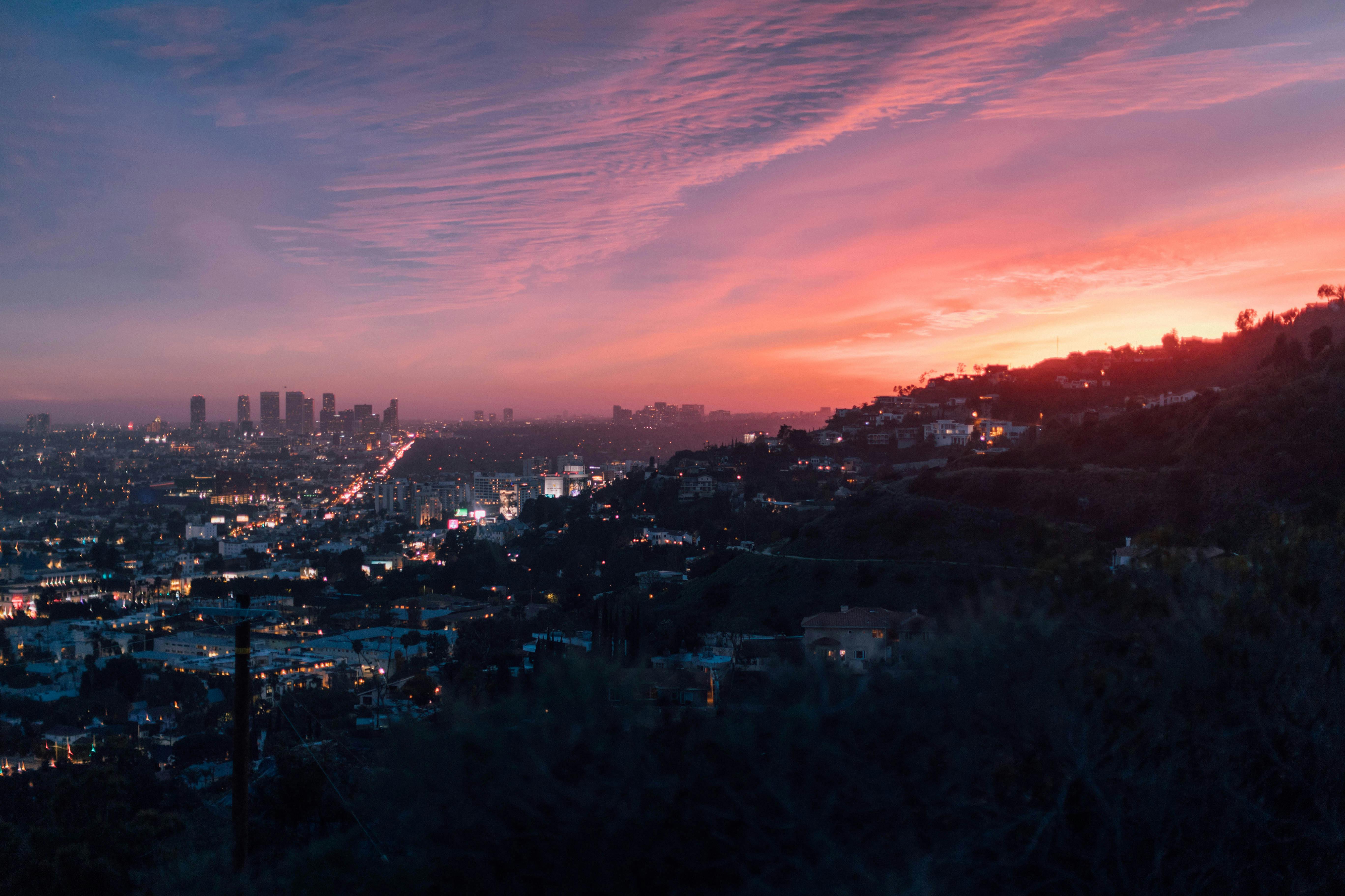 Los Angeles skyline at night (Source: pexels.com)